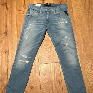 Blå replay anbass hyperflex - Snygga ljusblå Replay anbass hyperflex med slitningar. Byxorna är använd ett få tal gånger. Skriv om du har några funderingar!