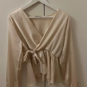 Beige Omlott topp  -  Sen är min omlott topp eftersom att den inte kommer till användning❤️🥰