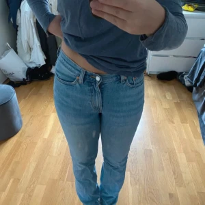 Lågmidjade jeans  - Lågmidjade jeans från Weekday i modellen TWIG, storlek 27 och längd 32. Motsvarar S/36