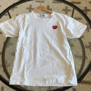 CDG T-shirt - Tjenare! Jag säljer en riktigt schysst comme des Garcons (cdg) T-shirt i storleken S, den sitter relativt litet och XS skulle passa i den också. Inte överanvänd, inga defekter vad jag kan se och märket och alla lappar är utan skador. Skriv gärna om ni undrar något, eller om ni vill ha fler bilder!