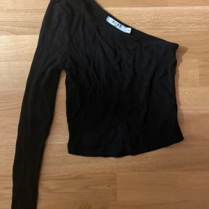 En en/långärmad topp från Nakd - En en långärmad topp från Nakd. Denna är använd endast en gång. Väldigt fin och passar till alla möjliga olika färger. Passar perfekt när man vill klä upp sig lite mer