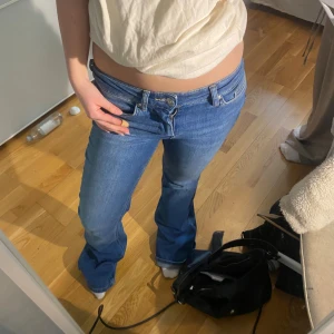 Blå bootcut jeans - Snygga blå bootcut jeans. Perfekta för en avslappnad stil. De har en klassisk femficksdesign och en bekväm passform. Jäätte mjukt material!! Så sköna. Använda vid ett tillfälle, som nya. Storlek w32 lxs. Pris kan diskuteras.💞❤️