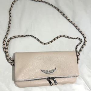 Beige axelväska med kedja - Följer med en lång och en kort kedja, bara att höra av sig vid frågor eller funderingar!💞