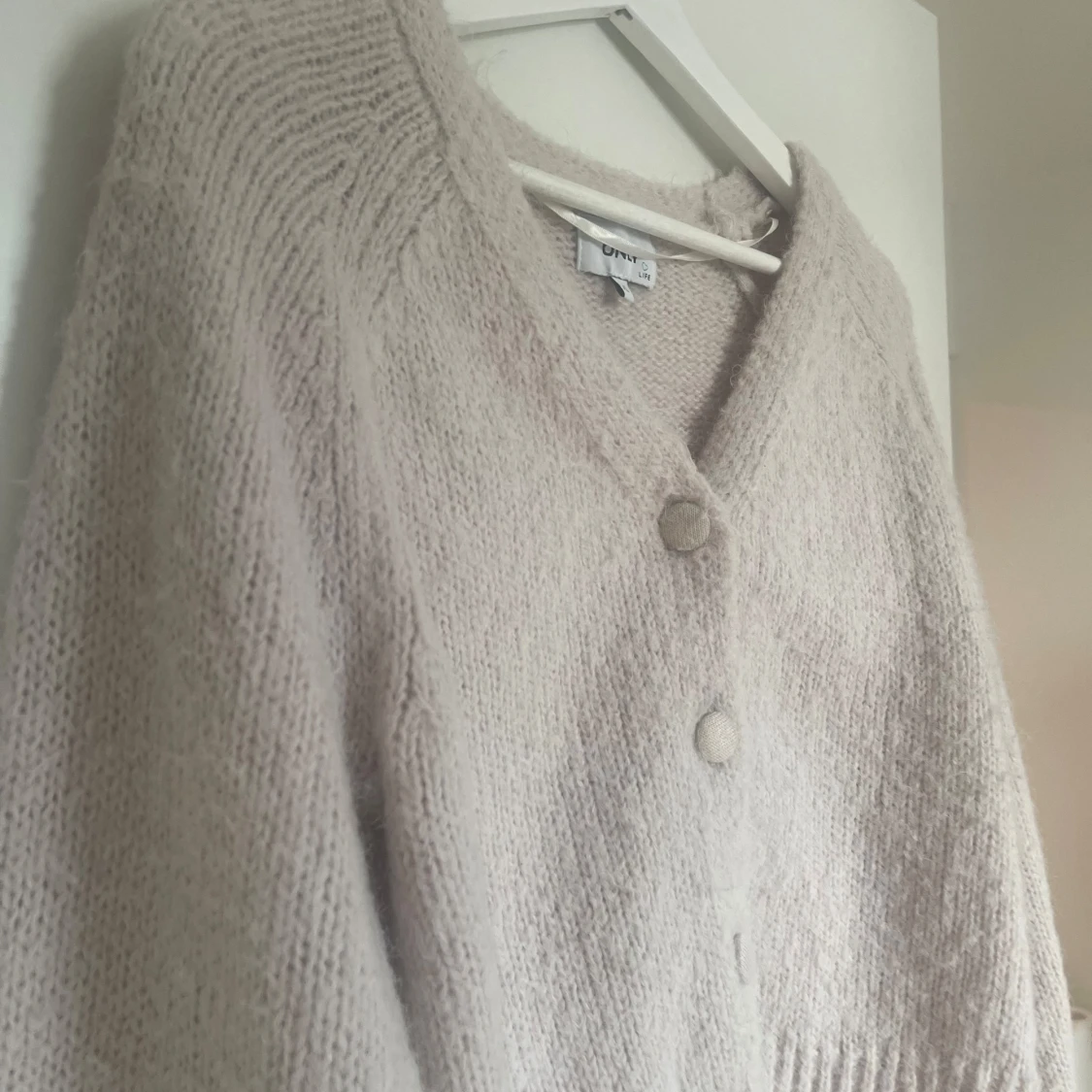 Beige stickad kofta från Only