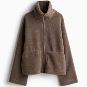 H&m Teddy jacka/kofta xs - Säljer min h&m Teddy jacka/kofta perfekt nu till våren💓 Strl Xs