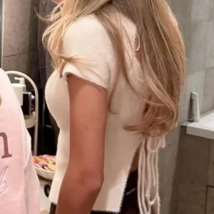 Vit kortärmad topp med snörning - Säljer en stilren vit topp med korta ärmar och snörning i ryggen. Perfekt för en trendig look och så fint till alla tillfällen⭐️