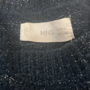 Marinblå stickad tröja mango  - Jätte fin stickad tröja, nästan aldrig använt!💘