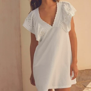 Studentklänning - Säljer nu en av alla klänningar jag beställt inför studenten, men denna super söta klänning kommer tyvärr ej komma till användning. Då jag bestämt mig för en annan. Klänningen är helt ny med prislappen kvar, bara testad. Men blev för sent att skicka