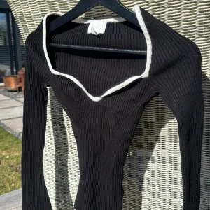 Figursydd tröja från HM - En super elegant ribbad tröja med vit kan från HM🤩🌸 Törjan är figursydd med vida ärmar🌸 (Törjan är strechig, alltså inte så liten som på bilden)☺️ Tröjan är i storlek XS och i nytt skick🥰🌸 