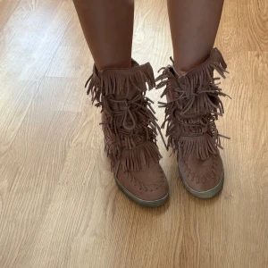 fransskor  - Skit balla och populära fransskor med klack inuti och dessutom helt perfekta vår och sommar skor, något smutsiga på sulan(grå). 🙌🏼🤩🤩Strl 38 i en gammel rosa färg, syns bättre i verkligheten!!SKRIV INNAN KÖP