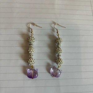 Glittriga örhängen  - Unika örhängen med tre glittriga silverpärlor. Perfekta för att ge en lekfull touch till din outfit.