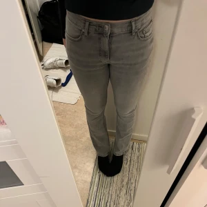 Grå bootcut jeans - Snygga grå jeans från. De är i storlek 38 men jag tycker de passar mer som 36 då dem är väldigt tajta på mig. Dessa har använts lite men har inga fläckar eller andra problem!!
