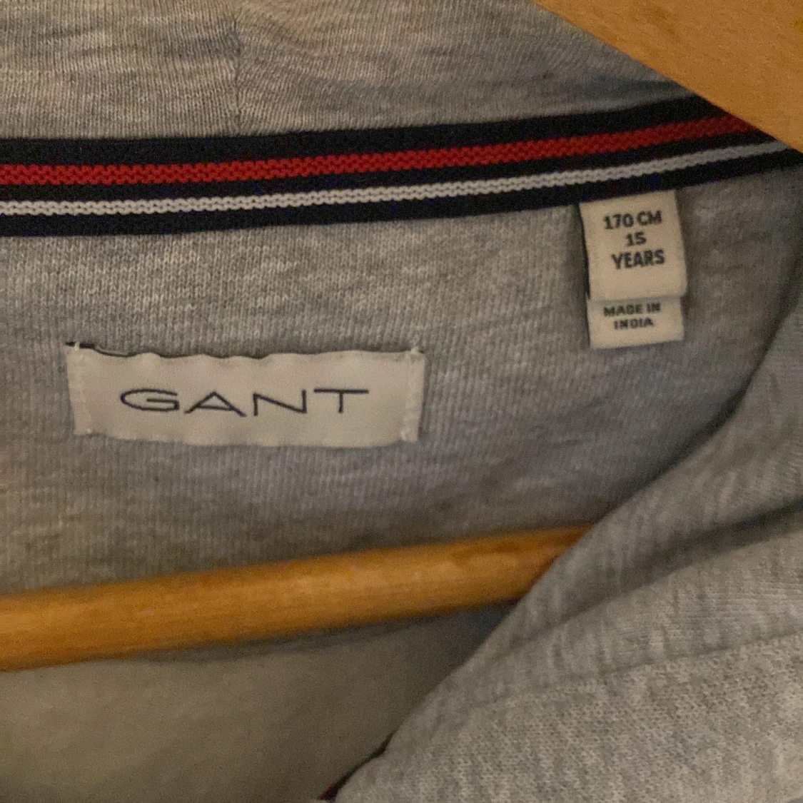 Grå hoodie från GANT - 2