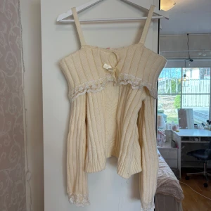 söt off shoulder tröja - söt stickad off shoulder tröja men fina spets detaljer och rosett!🎀