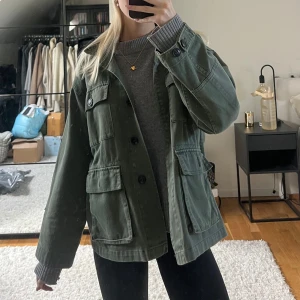 Grön vårjacka  - Så snygg grön jacka från Zara i storlek S-M! Köpt för flera år sen så säljs inte längre 💕