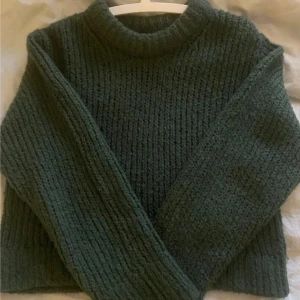 Weekday stickad tröja  - Jättefin mörkgrön tröja från weekday, sparsamt använd Ull, polyester mohair blandning