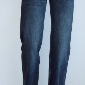 Mörkblå wide jeansbyxor - Snygga mörkblå jeansbyxor med en bred stil . Snygga och riktigt trendiga.