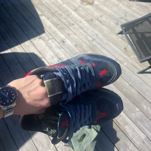 Valentino Rockrunners - Valentino ”Rockrunners” i otroligt bra skick, dessa är bara lite skitiga, annars topp skick! Storlek 40/41, använda lite grann, inga märkvärdiga skador! Det som ingår är följande: extra snören! Bara att skicka ett PM vid intresse eller ytterligare funderingar😃😃 OBS BOX INGÅR EJ!