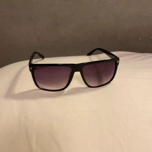 Identiska till Ray ban boyfriend  - Nästintill identiska solglasögon till Ray Ban boyfriend, perfekt till våren och sommaren. Hör av er vid frågor eller mer bilder pris kan diskuteras.       Fåtal kvar