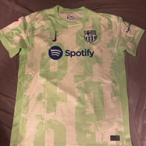 Fc Barcelona fotbollströja 24/25 Lamine Yamal - Säljer denna Fc Barcelona fotbollströja för att den är för stor för mig. Lamine Yamal nummer 19 på ryggen. Priset är lite förhandlingsbart. 