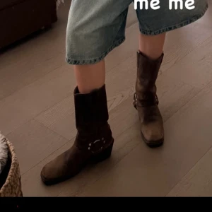Bruna boots i skinn - Hej, jag säljer dessa bruna boots då den inte kommer till användning. Passar till den som har smala fötter, 🦶 alltså inte bred fottade (som jag har, och som jag önska att jag inte hade för då kunde jag behållt dessa): Skicka gärna prisförslag till mig. Utgångspris är från 2000