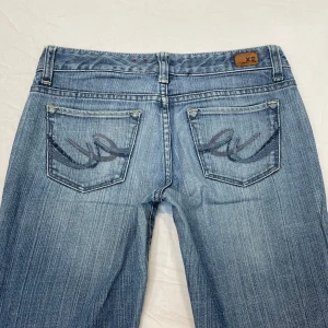 Lågmidjade bootcut jeans💕 - Midja 38x2 cm, gren 18 cm o innerben 73 cm🤩jae 169 o xs-s o de är för korta. Storlek 0 alltså xs