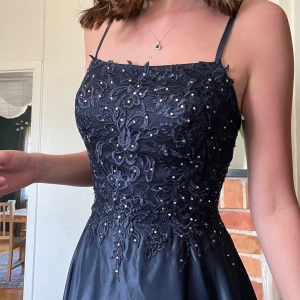 Balklänning  - Superfin mörkblå balklänning! Helt ny endast testad. Skicka för fler bilder och kom gärna med prisförslag☺️
