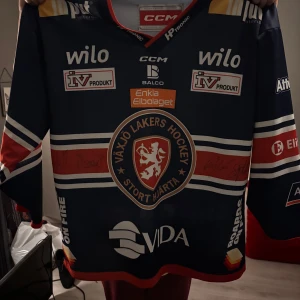 Signerad hockey tröja från Växjö lakers - Säljer en Växjö lakers tröja signerad av Marcus sylvegård, Emil sylvegård, Joel Persson och Liam reddox