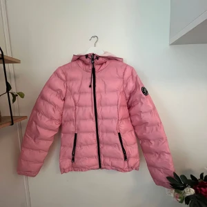 Jacka från Pelle P storlek S - En rosa jacka från märket Pelle P. Typ aldrig använd. Fin i skick. Köpt för 2000kr på Pelle P i Nynäshamn.