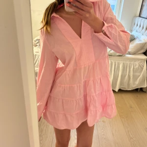 Sommarklänning (S/M)  - Supersöt rosa klänning från Zara🩷 Aldrig använd, som ny! Liten i storleken, jag är vanligtvis en S men denna passar🌸