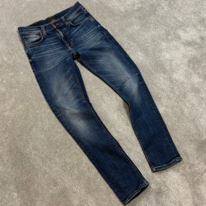 Nudie Lean Dean - Tja! Säljer dessa blå Nudie ”Lean Dean” jeansen! Jeanse är i grymt skick, inga defekter. Size 28/32. Skriv vid funderingar!