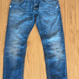 Dondup George  | Blå  | Storlek: W31 - Tja. Säljer nu dessa dondup jeans i färgen blå med ett par få snygga slitningar. Jeansen är i mycket gott skick och inga synliga skavanker finns med. Modell: George| Passform: Slim fit. Vid funderingar hör av er //TKTL_Resell