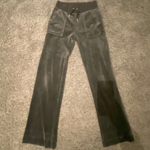Mossgröna mjukisbyxor från Juicy Couture - Uppsydda mossgröna juicy couture mjukisbyxor, bra skick men är använda ett par gånger. De är lite kortare än de ska vara eftersom de är uppsydda. Frakten betalar köparen.  Jag själv är 162cm och de är lite korta för mig, skulle säga att de är bra längd för ungefär upp till 158cm. 