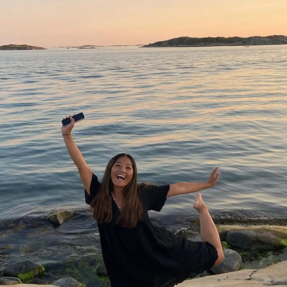 Säljer en svart klänning med v-ringning och korta ärmar. Klänningen har en lös passform från en butik i marstrand . Mekot.