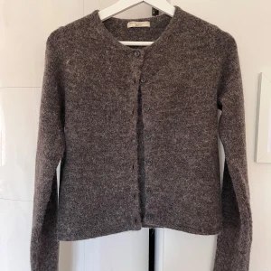 Brun kofta från Gina tricot  - Fin brun kofta från Gina tricot premium quality som knappt blivit använd! Nypris 400kr💕