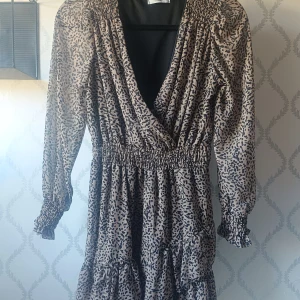 Mönstrad klänning  - Snygg leopardmönstrad klänning. Resår i midjan och ärmarna. Använd ändast 1 gång. Pris kan diskuteras!! 