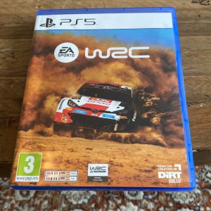 EA Sports WRC för PS5 - Säljer spelet EA Sports WRC för PS5. Upplev spänningen i rallyvärlden med realistisk grafik och intensiva tävlingar. Perfekt för racingentusiaster som vill ha en autentisk rallyupplevelse. Inkluderar originalfodral och skiva.endast använd 1 gång.köptes för 600