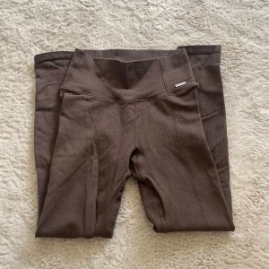 Bruna tights Aimn - Fina bruna träningstights/leggings från Aimn. Superfint skick! 🤎