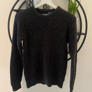 Stickad tröja från J&J - Tja! Säljer en snygg tröja från Jack and Jones. Tröjan är helt ny och aldrig använd. Passar dig som är runt 160