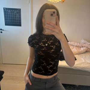 Spets topp Zara  - Sör spets topp från Zara, storlek M men passar S! Jättefint skick.