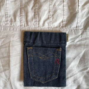 Replay Korthållare - Unik korthållare från Replay i form av ett par jeans.