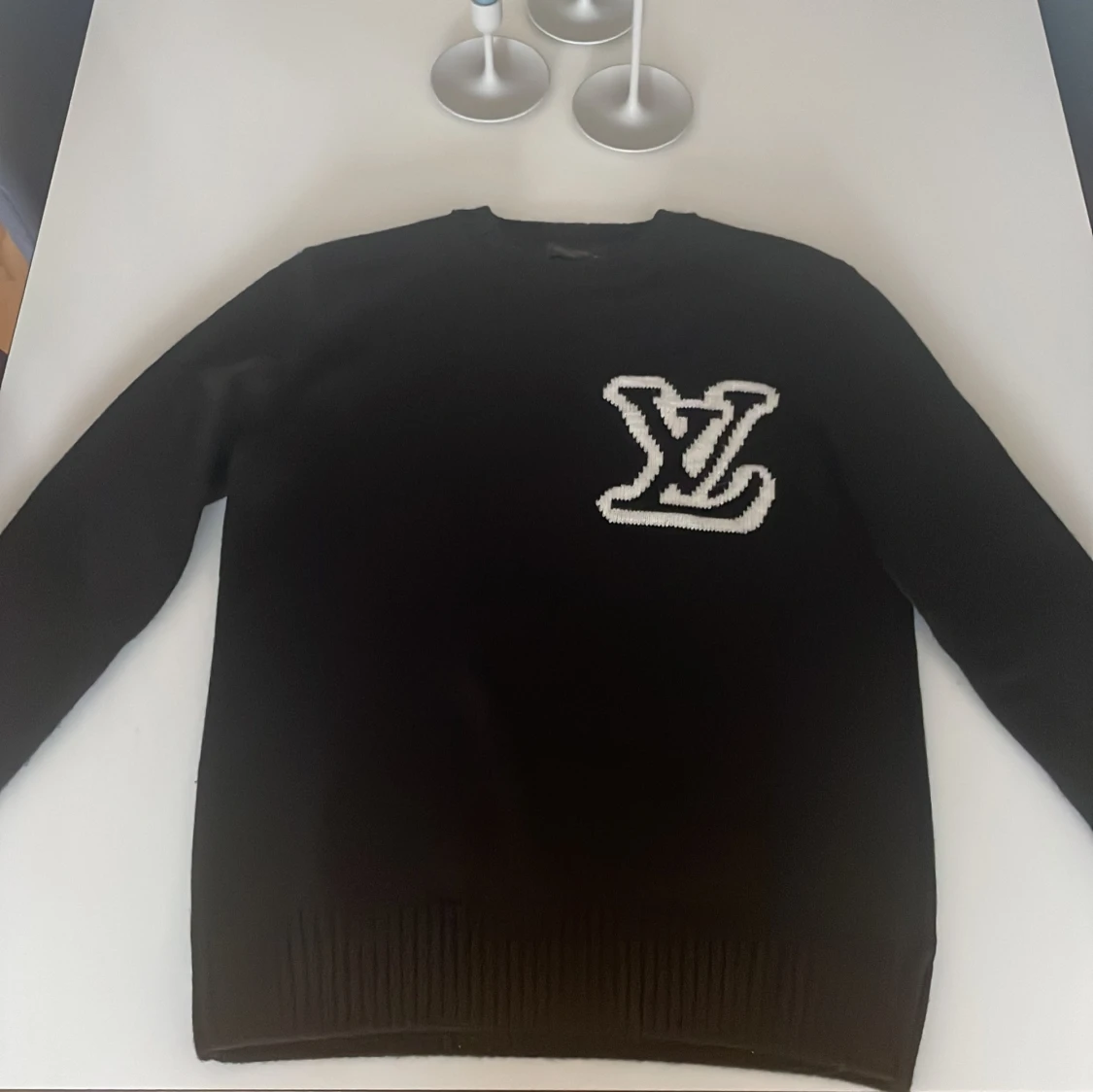 Svart tröja med logotyp