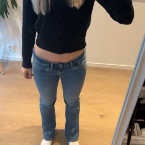 Lågmidjade jeans - Blå jeansbyxor med låg midja och bootcut från Pepe Jeans. Säljer dem då de tyvärr är lite för korta för mig, de är använda men i väldigt bra skick.💕💕 Storleken är W27 och L30. 