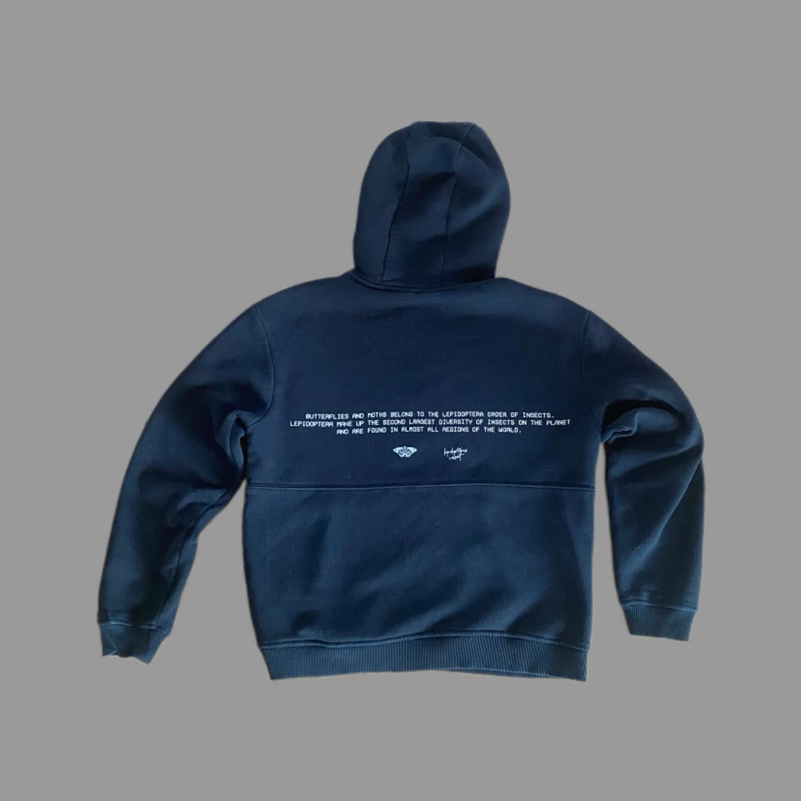 Svart hoodie med fjärilstryck - 1