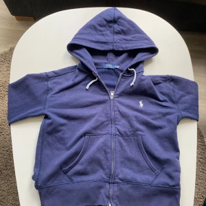 Marinblå hoodie från Ralph Lauren - Tjenare säljer en Ralph lauren tröja som inte används längre väldigt fin skick o inga problem