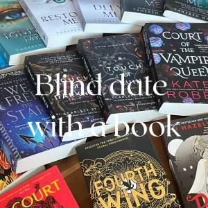 Blind date with a book - Includes 1 random fantasy/romance book in English and 3 - 5 other items📖🌷Worth at least 200kr