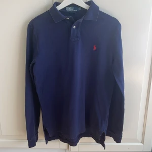 Mörkblå Ralph Lauren pikétröja  - Säljer denna långärmade piqe tröjan i storlek S | Väldigt fint skick och inga defekter på tröjan | Hör av er vid minsta lilla fundering 🤗