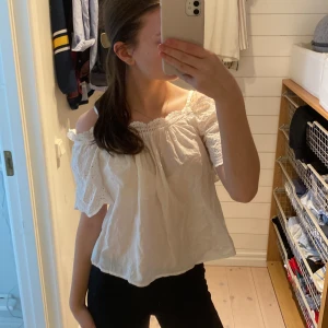 Vit blus från Gina Tricot - Säljer en söt vit blus perfekt för sommaren💞 använder nästan aldrig därför säljer jag den💞 som ni ser på sista bilden är det en liten gul fläck men det syns inte💞