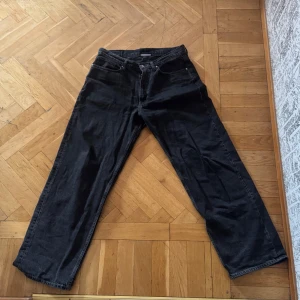 Svarta jeansbyxor från Vailent - Snygga svarta jeansbyxor från Vailent i storlek M. Byxorna har en klassisk design med fem fickor och knappgylf. Perfekta för en stilren look.