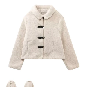 Beige teddy jacka  - Ljus beige teddy jacka med knappar i fram. Oanvänd och inget fel på. Säljes då den inte används bara.  Storlek: S/36/38